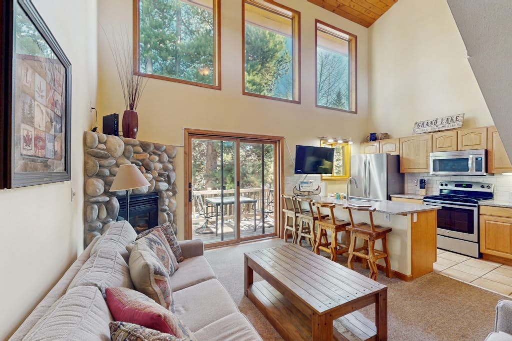 Airy & bright retreat w/ private balcony, great location, & gas fireplace