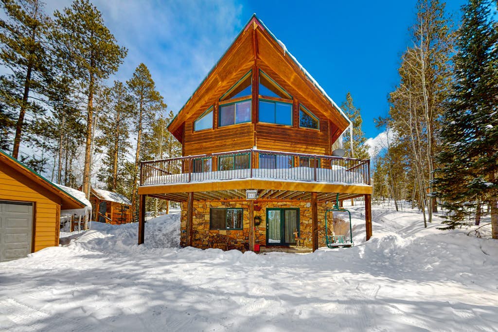 Dog-friendly mountain home with fireplace, firepit & ping-pong - great for kids