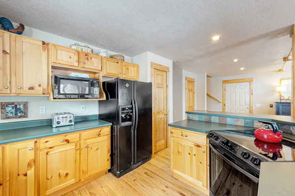 Dog-friendly mountain home with fireplace, firepit & ping-pong - great for kids