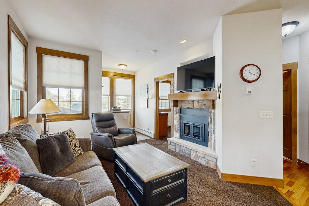 Fantastic Mountain Condo W/ Free WiFi, Private Patio, & Easy Access to Skiing