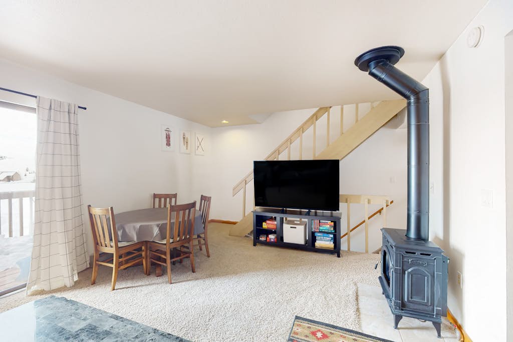 Spacious townhome with a scenic deck, grill & washer/dryer - near the lake