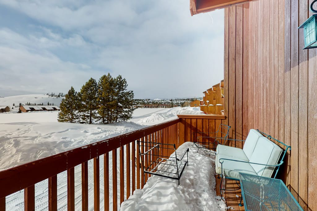 Spacious townhome with a scenic deck, grill & washer/dryer - near the lake