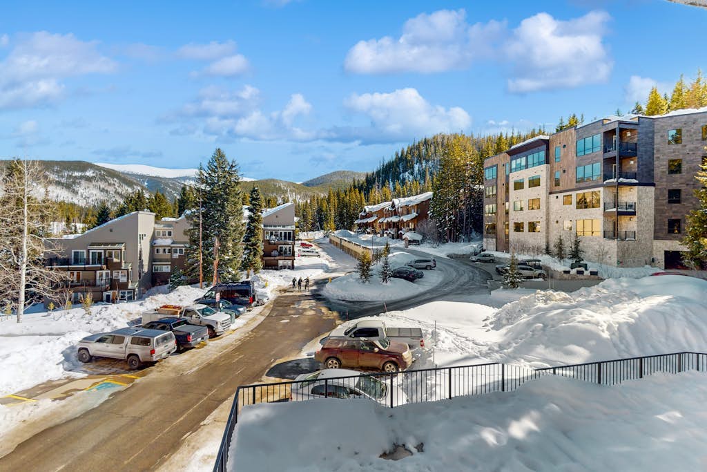 Ski-in/ski-out mountain getaway w/ a shared, indoor/outdoor pool & hot tubs