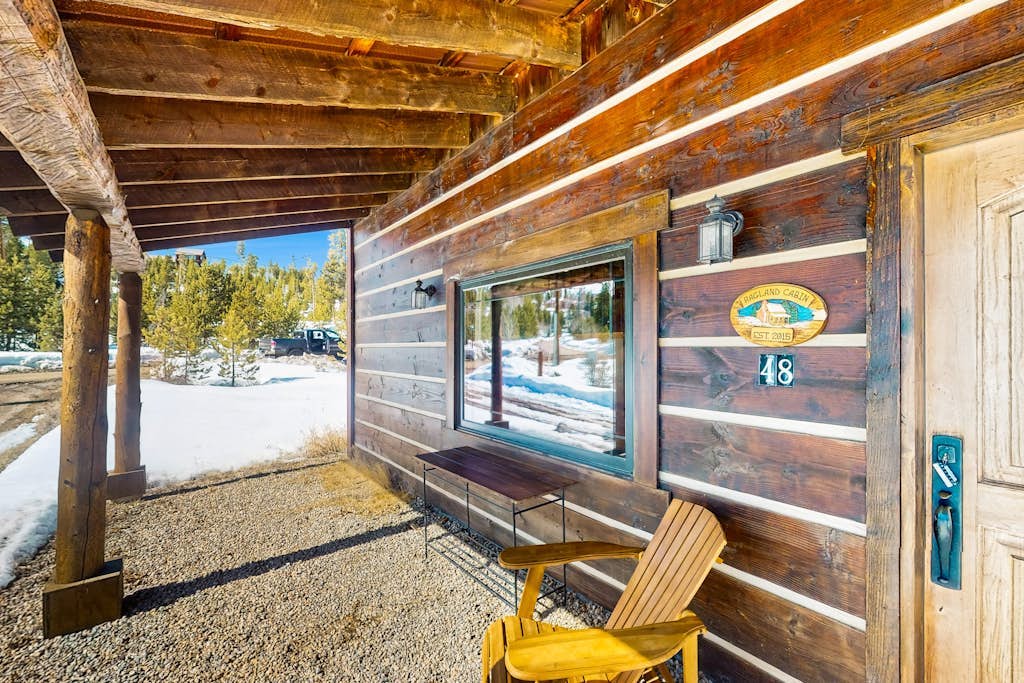 Quaint updated cabin with mountain views, dog-friendly, BBQ grill