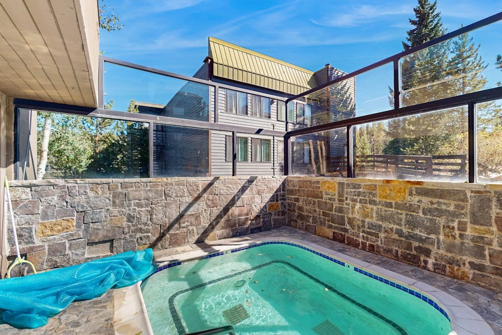 Conveniently located condo with W/D, full kitchen & shared pool/hot tub access