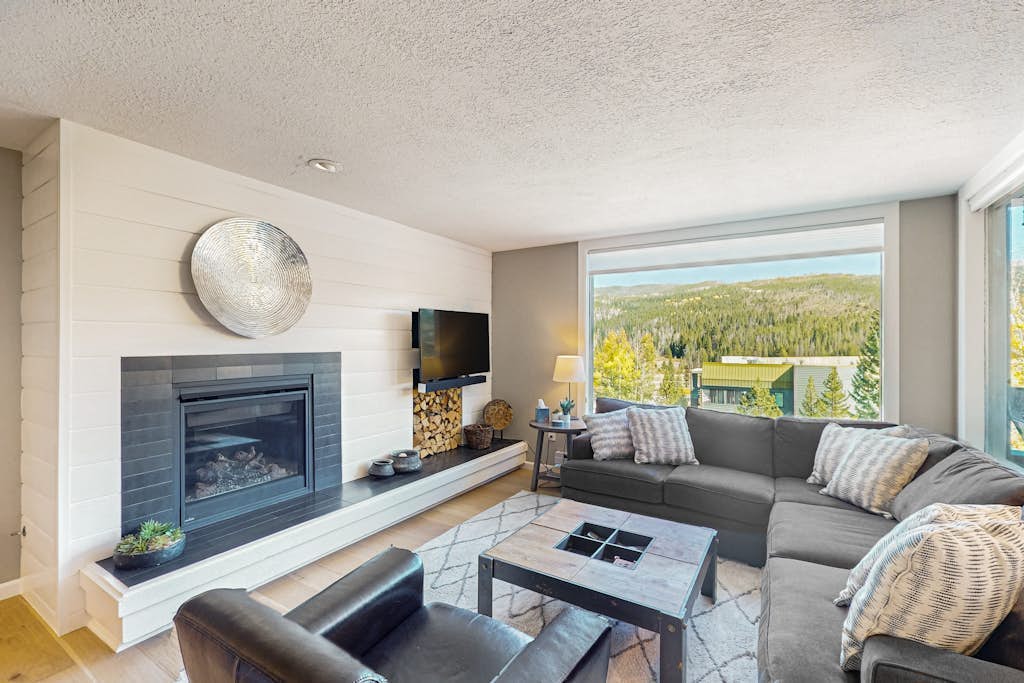 Conveniently located condo with W/D, full kitchen & shared pool/hot tub access