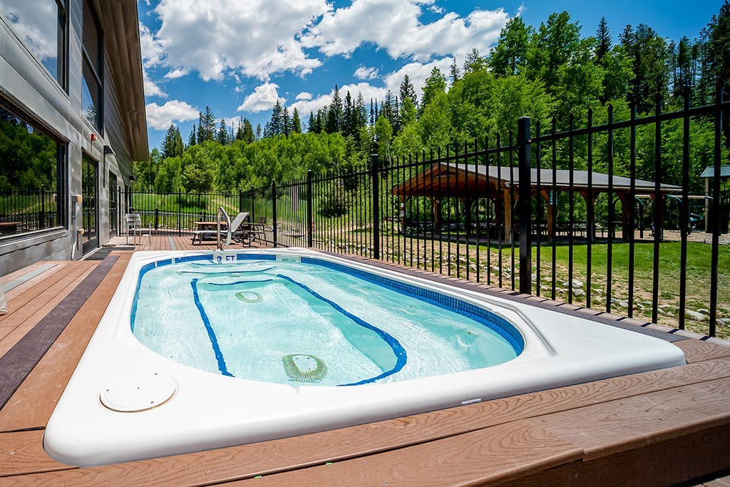 Lovely mountain home w/back yard/full kitchen - near trails, shopping, skiing