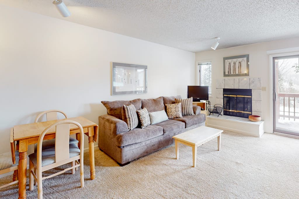 Simple & Lovely Studio with Wood Fireplace, WiFi & Mountain View Balcony