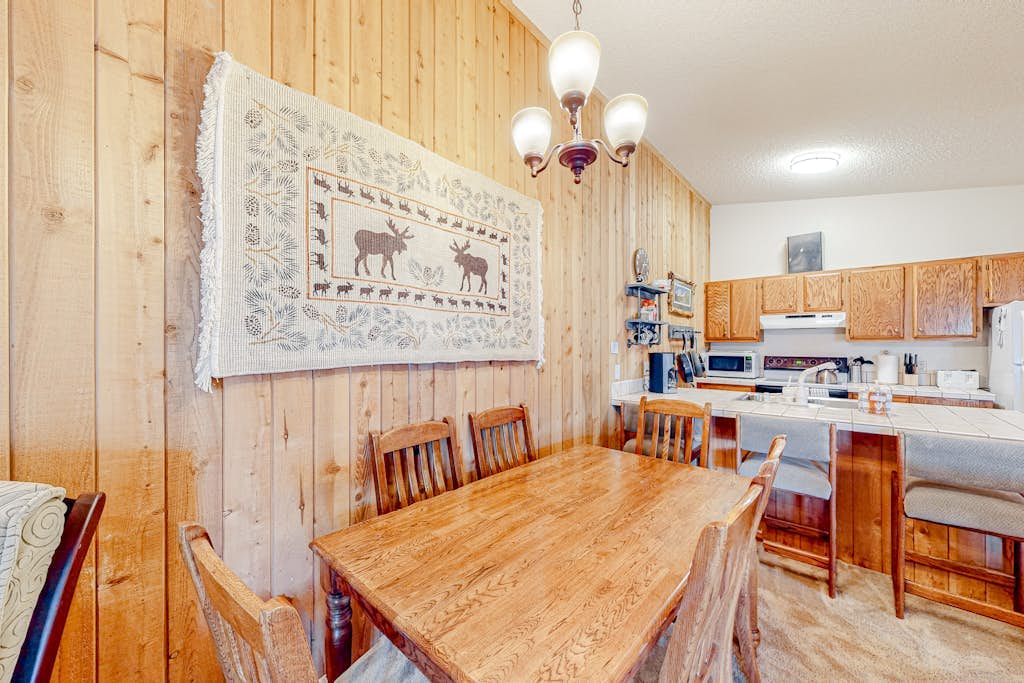 Cozy condo close to the ski resort with shared game room, pool, hot tub, WiFi