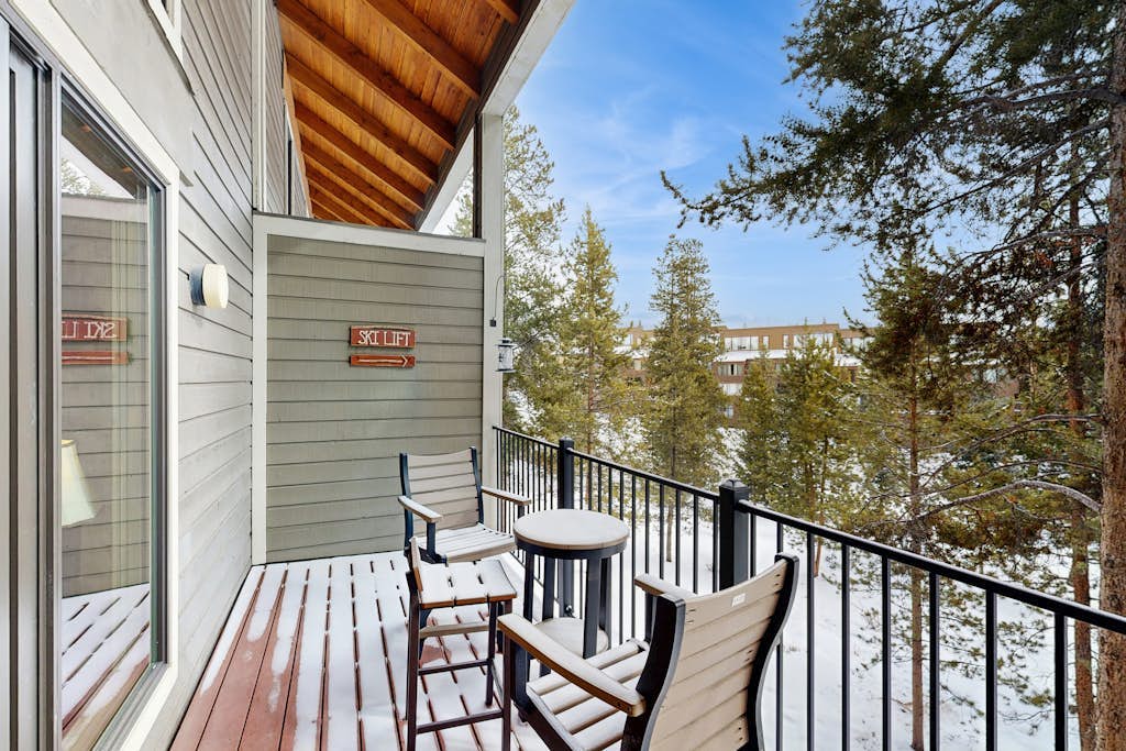 Handsome Condo w/WiFi, Deck, Shared Pool, Hot Tub, & Sauna - 2 Miles to Keystone