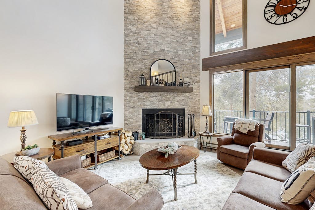 Handsome Condo w/WiFi, Deck, Shared Pool, Hot Tub, & Sauna - 2 Miles to Keystone
