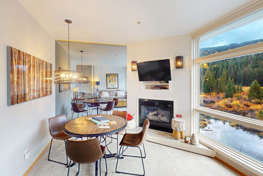 Top-floor condo with spectacular views - waterfront on Snake River
