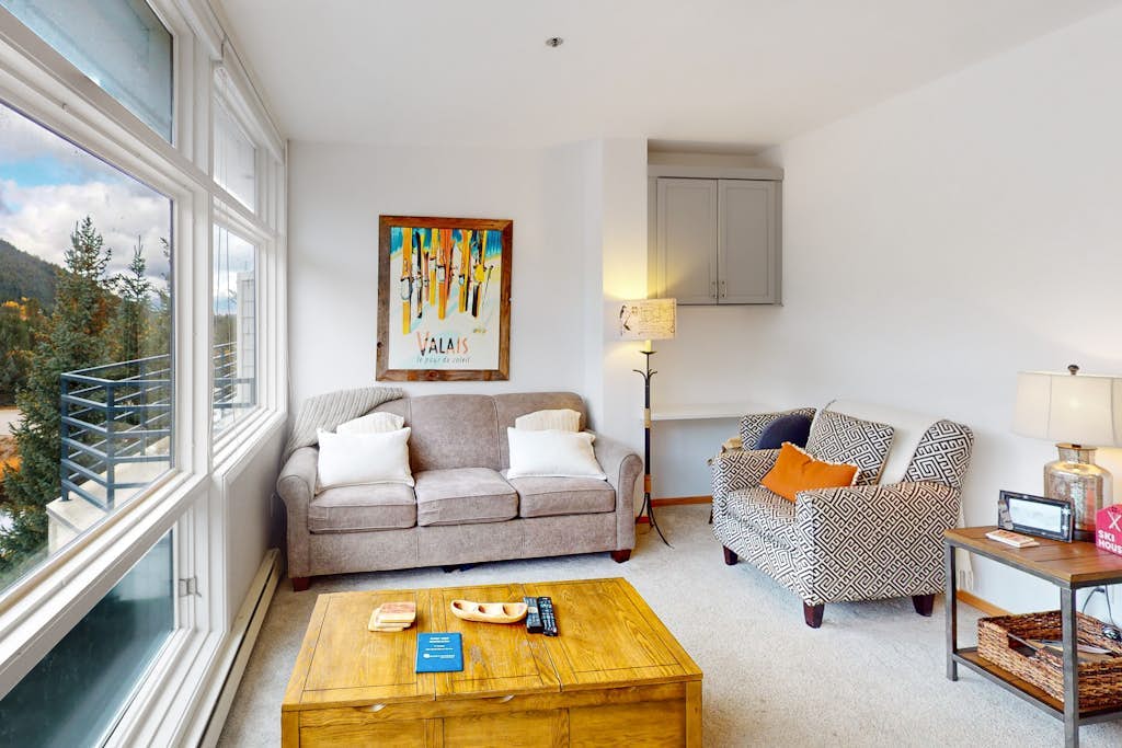 Top-floor condo with spectacular views - waterfront on Snake River