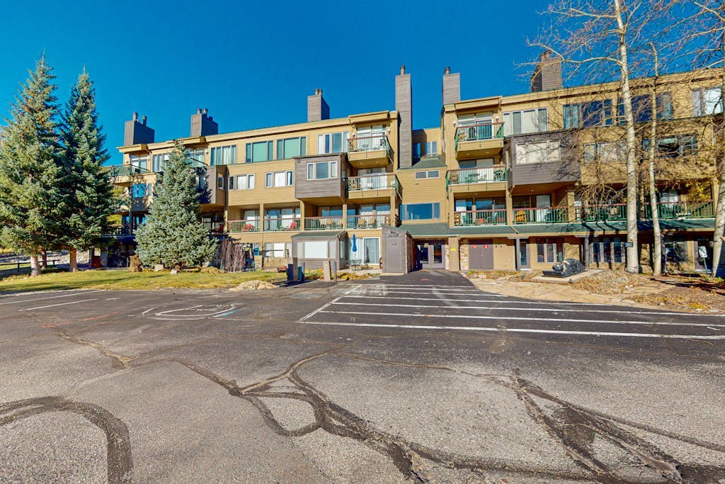 Mountain view condo with a wood-burning fireplace - W/D, pool, & hot tub access