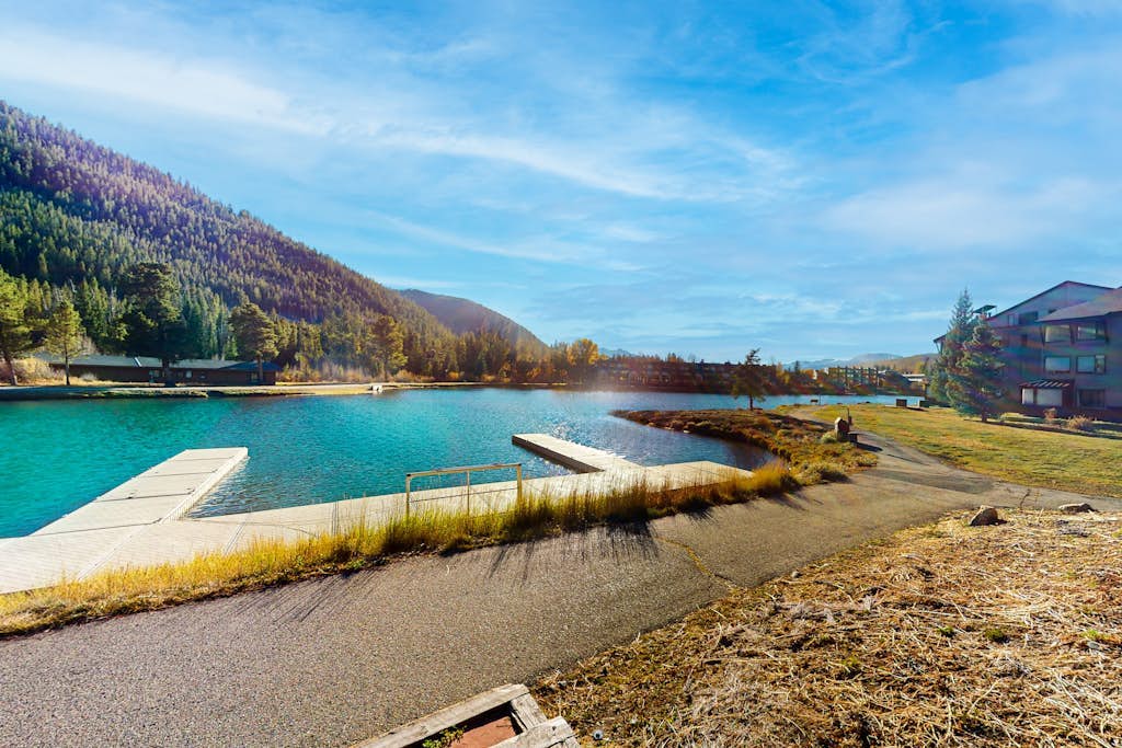 Mountain view condo with a wood-burning fireplace - W/D, pool, & hot tub access