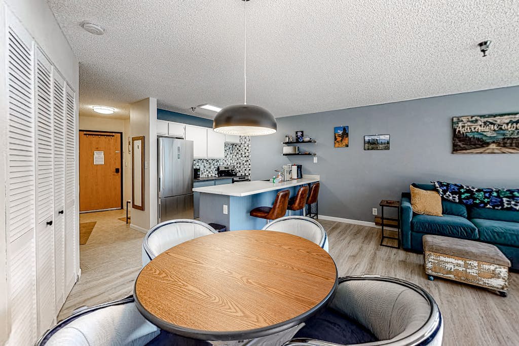 Downtown Condo w/ Shared Pool/ Hot Tub/ W/D & WiFi - Free Shuttle WP Resort