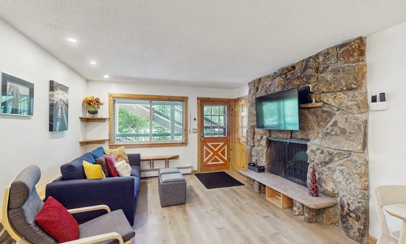 Updated condo in heart of downtown Winter Park with hot tubs & pool