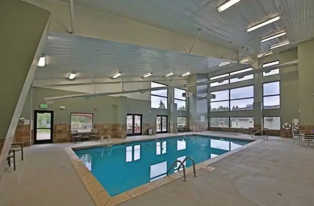 Updated condo in heart of downtown Winter Park with hot tubs & pool