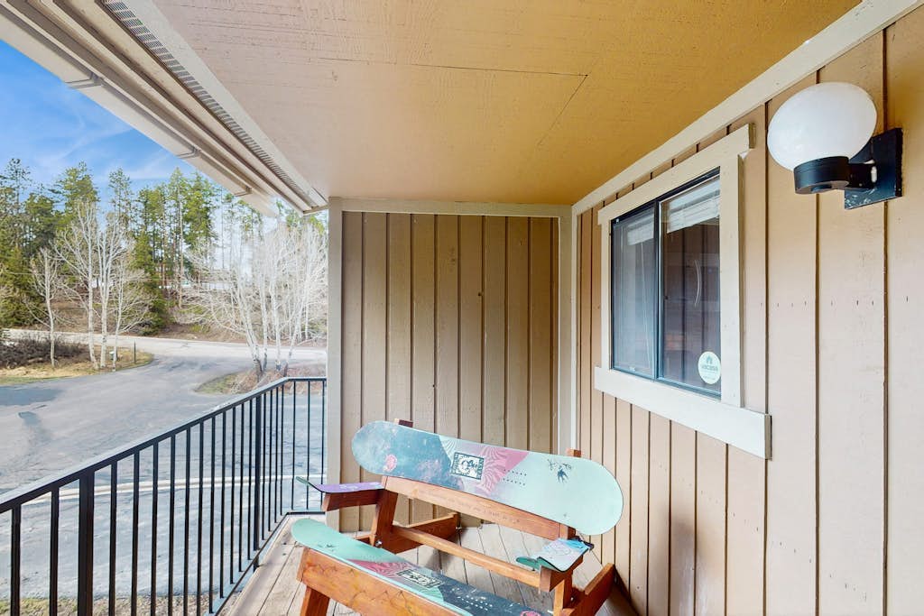 Spacious ski condo with fireplace, pool, hot tub & free shuttle to Winter Park