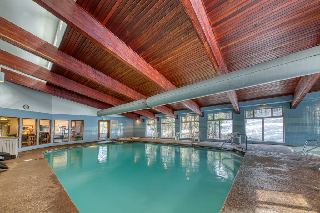 Spacious ski condo with fireplace, pool, hot tub & free shuttle to Winter Park