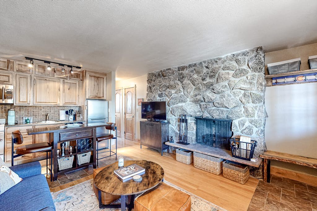 Inviting condo with pool, hot tub, game room, fitness area, & washer/dryer