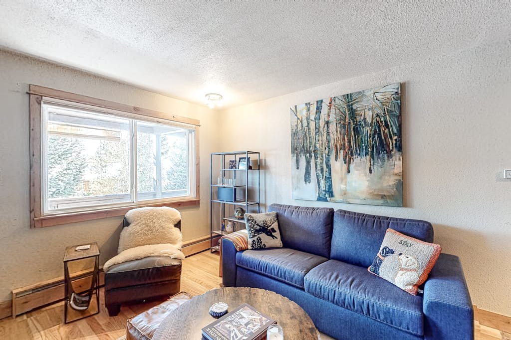 Inviting condo with pool, hot tub, game room, fitness area, & washer/dryer