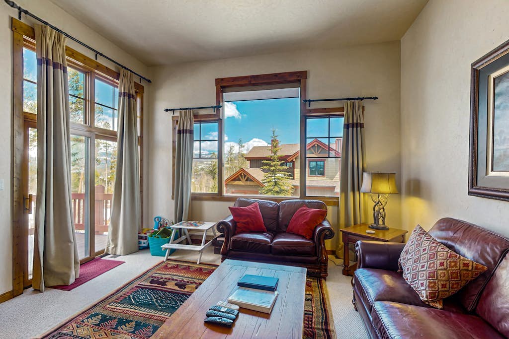 Spacious home w/ kitchen, wifi, great views, deck & convenient location