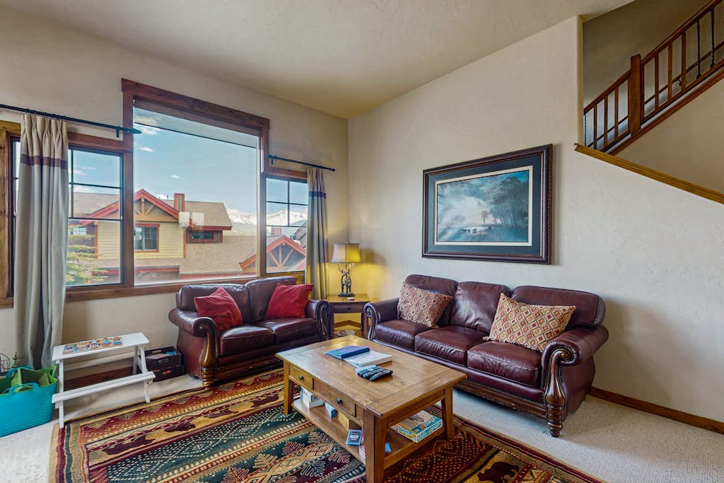 Spacious home w/ kitchen, wifi, great views, deck & convenient location