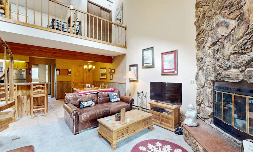 Cozy Rustic Condo with Scenic Views & Modern Amenities in Winter Park