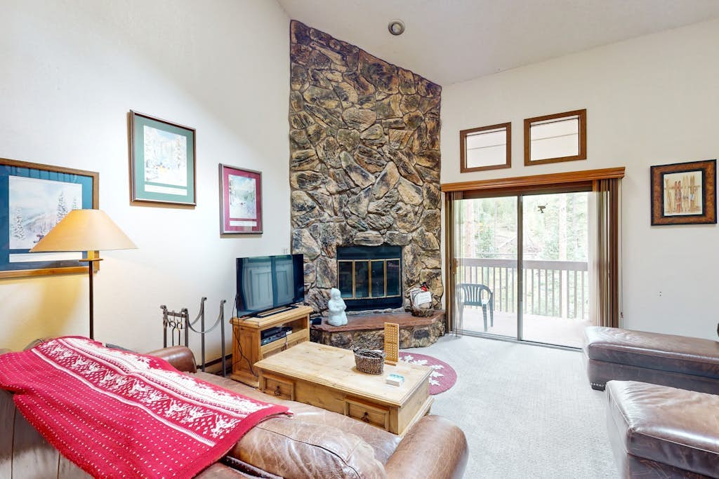 Cozy Rustic Condo with Scenic Views & Modern Amenities in Winter Park
