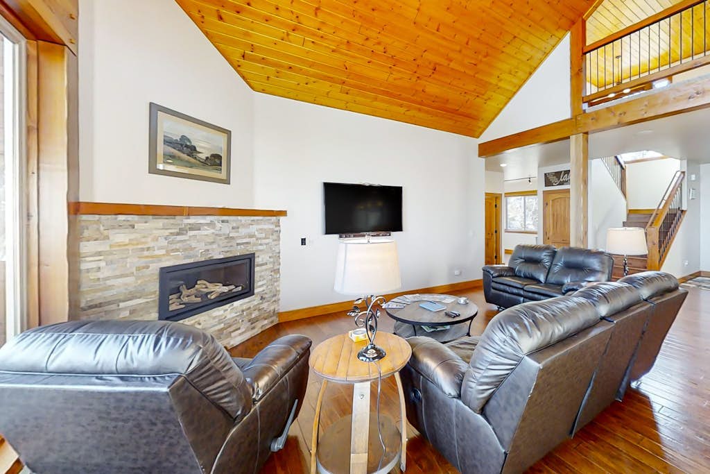 Rustic lakefront getaway with mountain views - dock, hot tub, fireplace & W/D