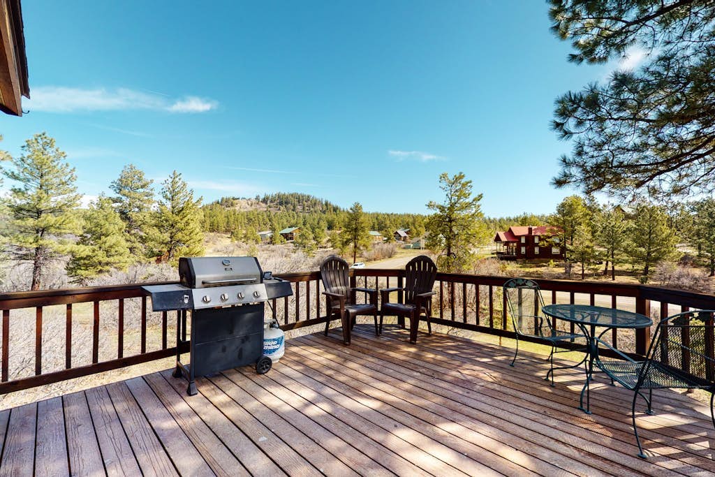 Spacious and picturesque home with private hot tub, washer/dryer, & WiFi