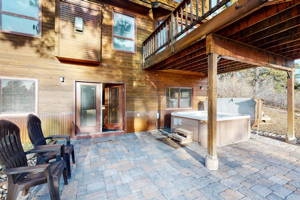 Spacious and picturesque home with private hot tub, washer/dryer, & WiFi