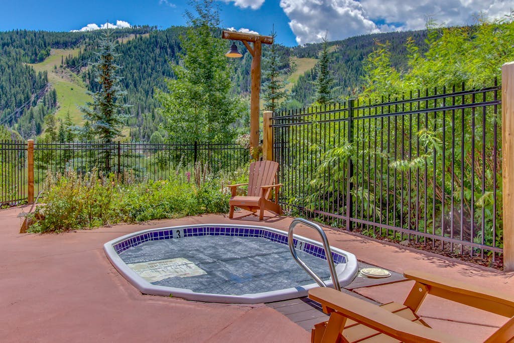 Corner condo with hot tub & private washer/dryer - steps from the slopes