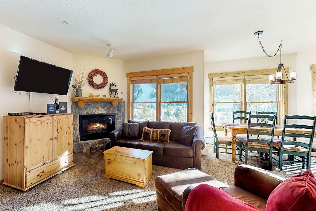 Corner condo with hot tub & private washer/dryer - steps from the slopes