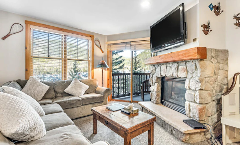 Spacious, resort condo w/private balcony, shared pool & hot tub. Walk to slopes