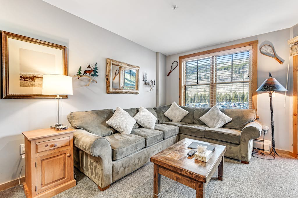 Spacious, resort condo w/private balcony, shared pool & hot tub. Walk to slopes