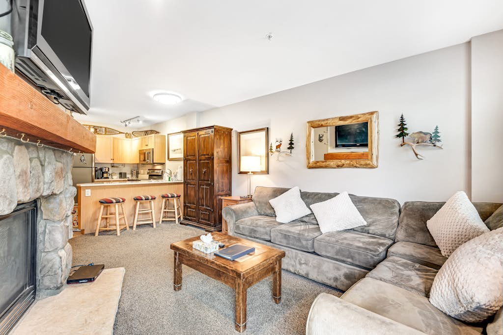 Spacious, resort condo w/private balcony, shared pool & hot tub. Walk to slopes