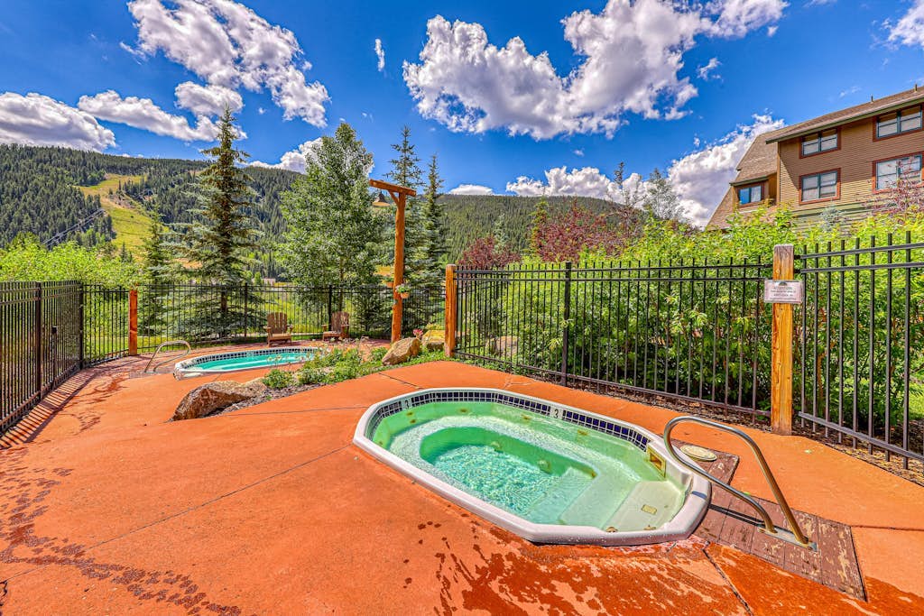 Mountain condo w/ gas fireplace - elevator access, shared hot tub, deck