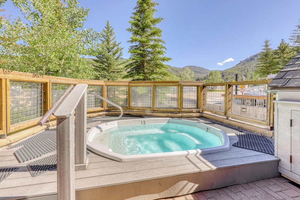 Newly renovated mountain escape with pool, hot tub, WiFi & easy slope access