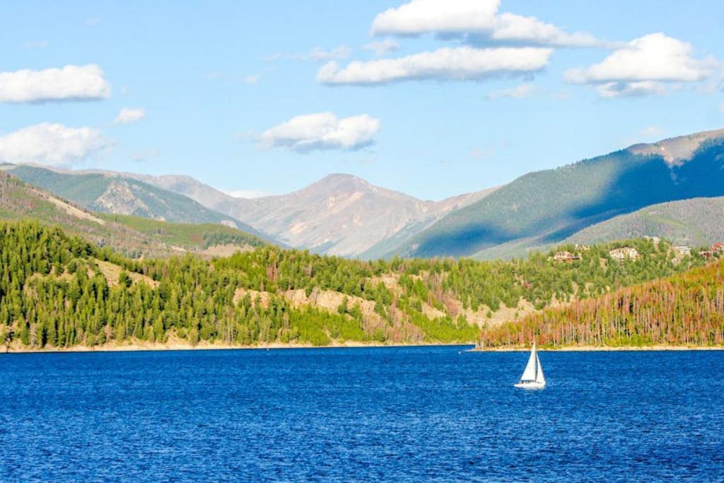 Family-friendly mountain retreat with shared pool and hot tub - walk to gondola