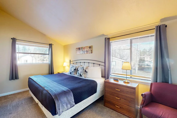 condo with loft and patio - close to Golf, Lakes. Wolf Creek and Hot Springs