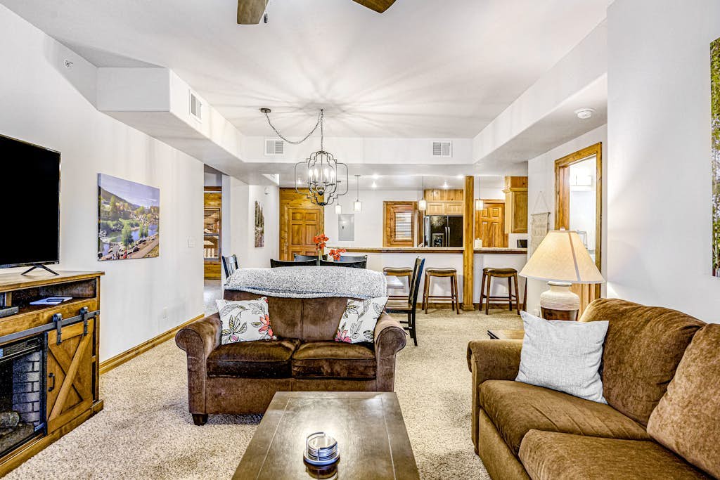 dog-friendly, golf course-front condo near hot springs and wolf creek ski area