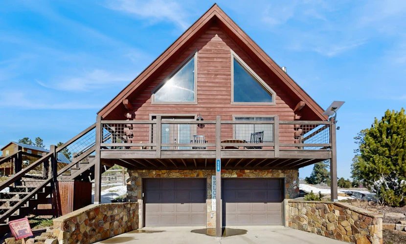 Cozy modern cabin with private hot tub, grill, deck, balcony, & W/D