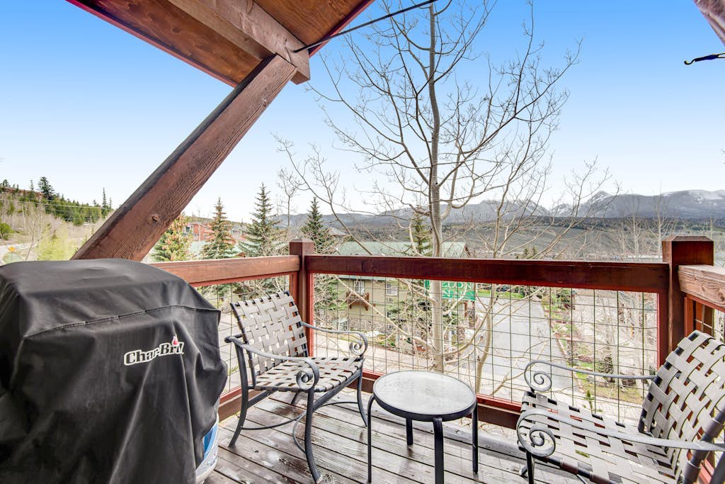 Mountain View Townhome w/ Private Deck, Electric Grill, WiFi, & Gas Fireplace