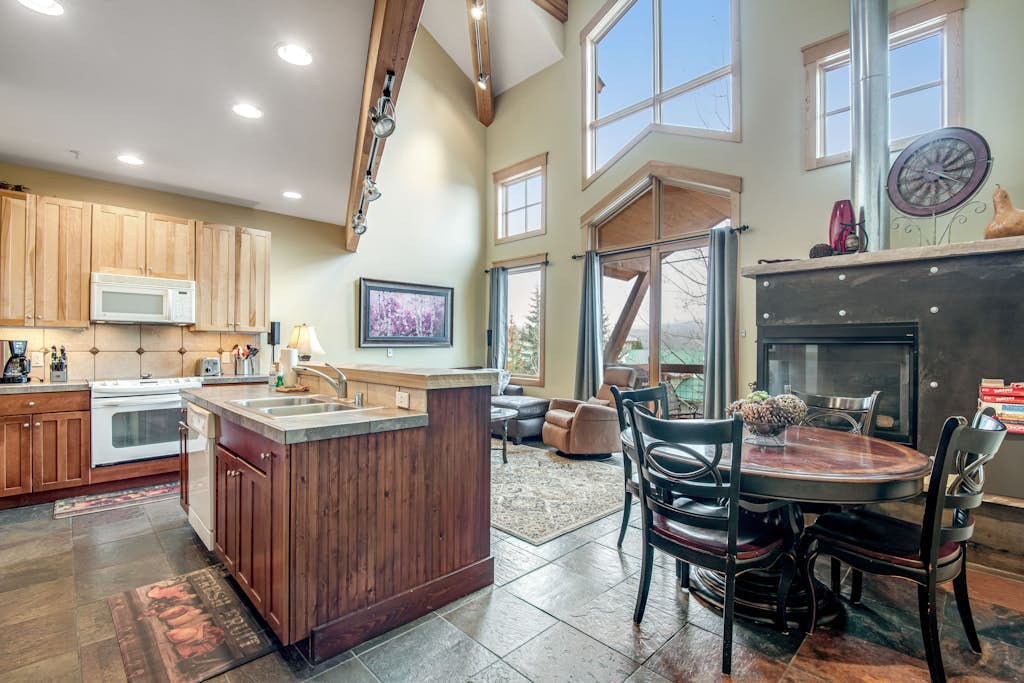 Mountain View Townhome w/ Private Deck, Electric Grill, WiFi, & Gas Fireplace