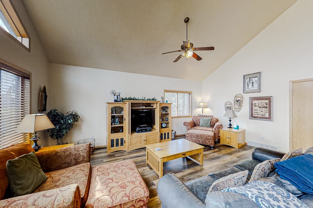 Log Home with Mountain Views, Firepit & Gas Fireplace - Quick Drive to Skiing