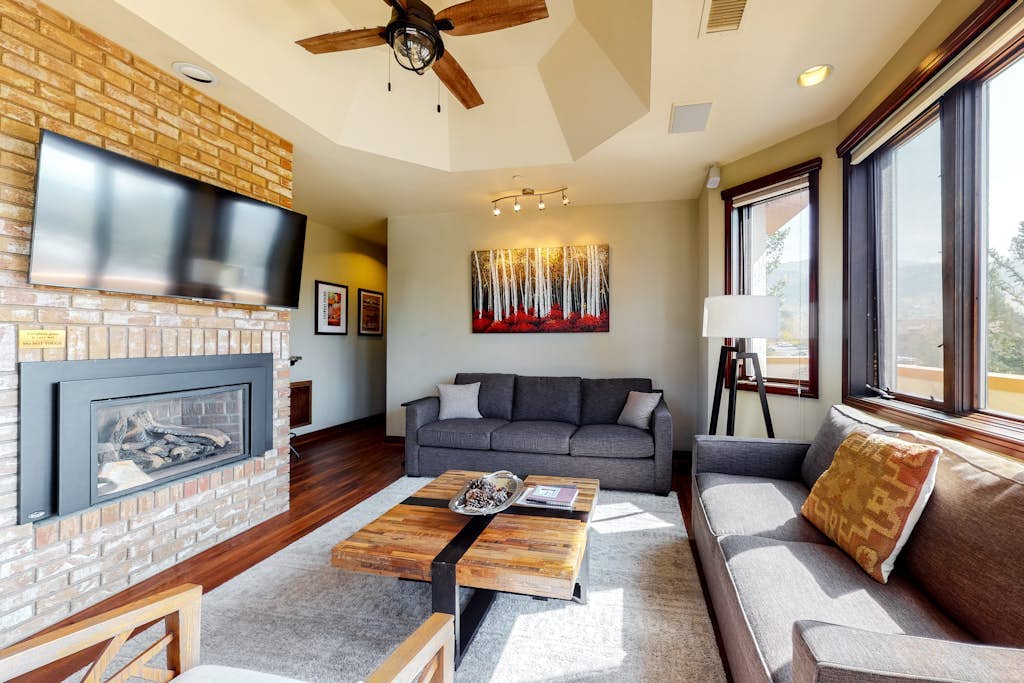 Meadows Clarion 2, Mountainview condo w/ three fireplaces, shared pool and hot tub & winter shuttle