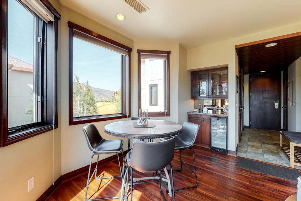 Meadows Clarion 2, Mountainview condo w/ three fireplaces, shared pool and hot tub & winter shuttle