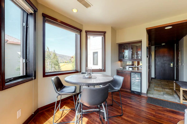 Meadows Clarion 2, Mountainview condo w/ three fireplaces, shared pool and hot tub & winter shuttle